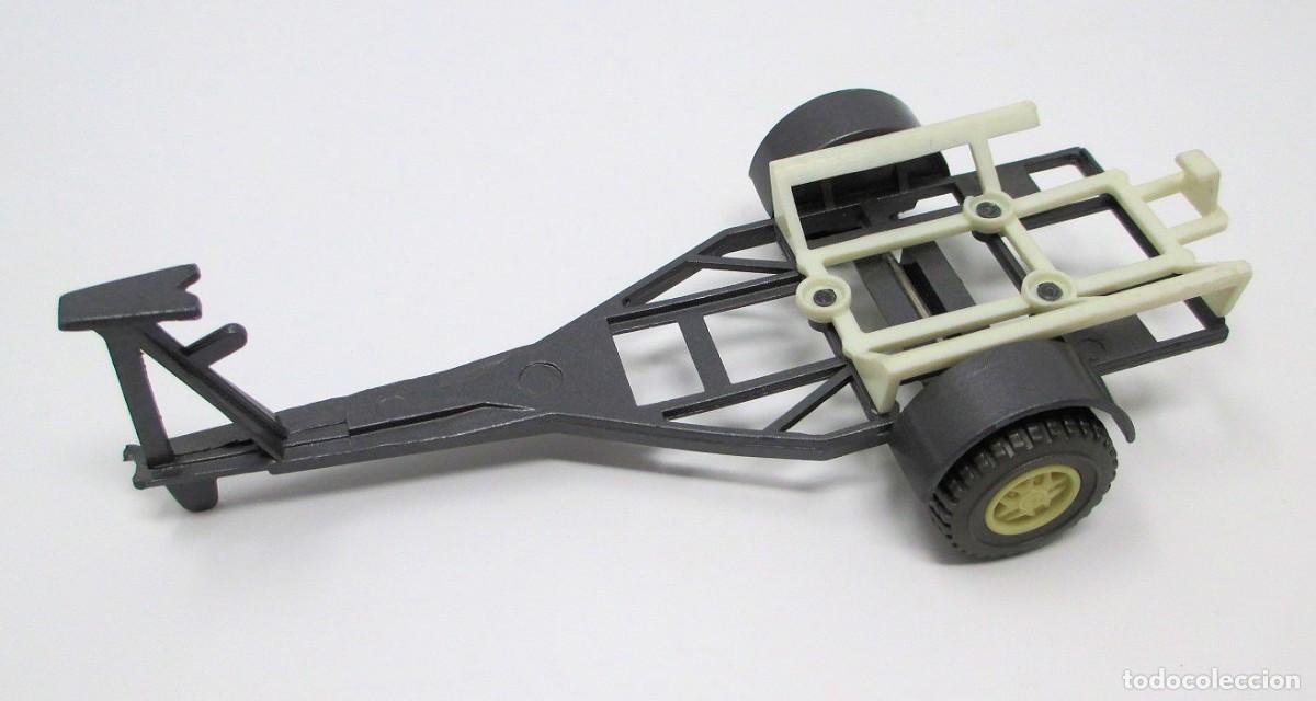 Coches a escala: Remolque de metal y pl&aacute;stico de 12 x 5,5 cm.