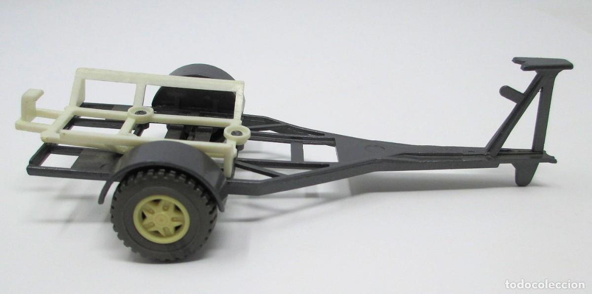 Coches a escala: Remolque de metal y pl&aacute;stico de 12 x 5,5 cm. - Foto 2