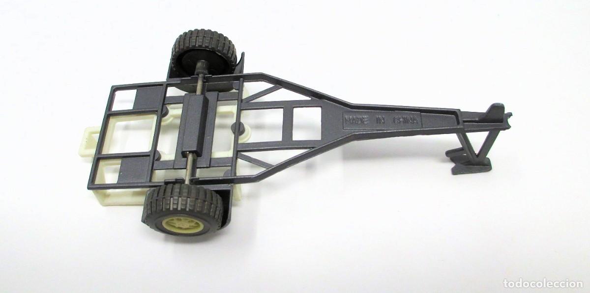 Coches a escala: Remolque de metal y pl&aacute;stico de 12 x 5,5 cm. - Foto 4