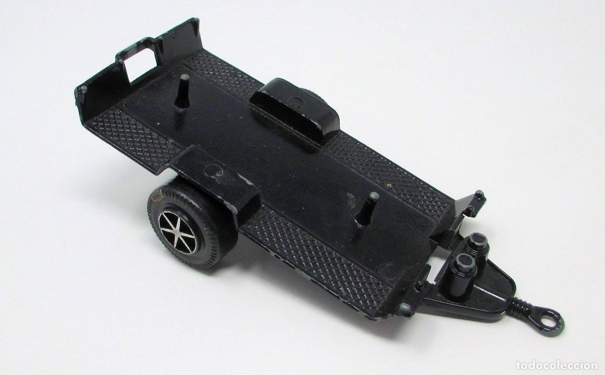 Coches a escala: Remolque de metal de 12 x 5,5 cm.