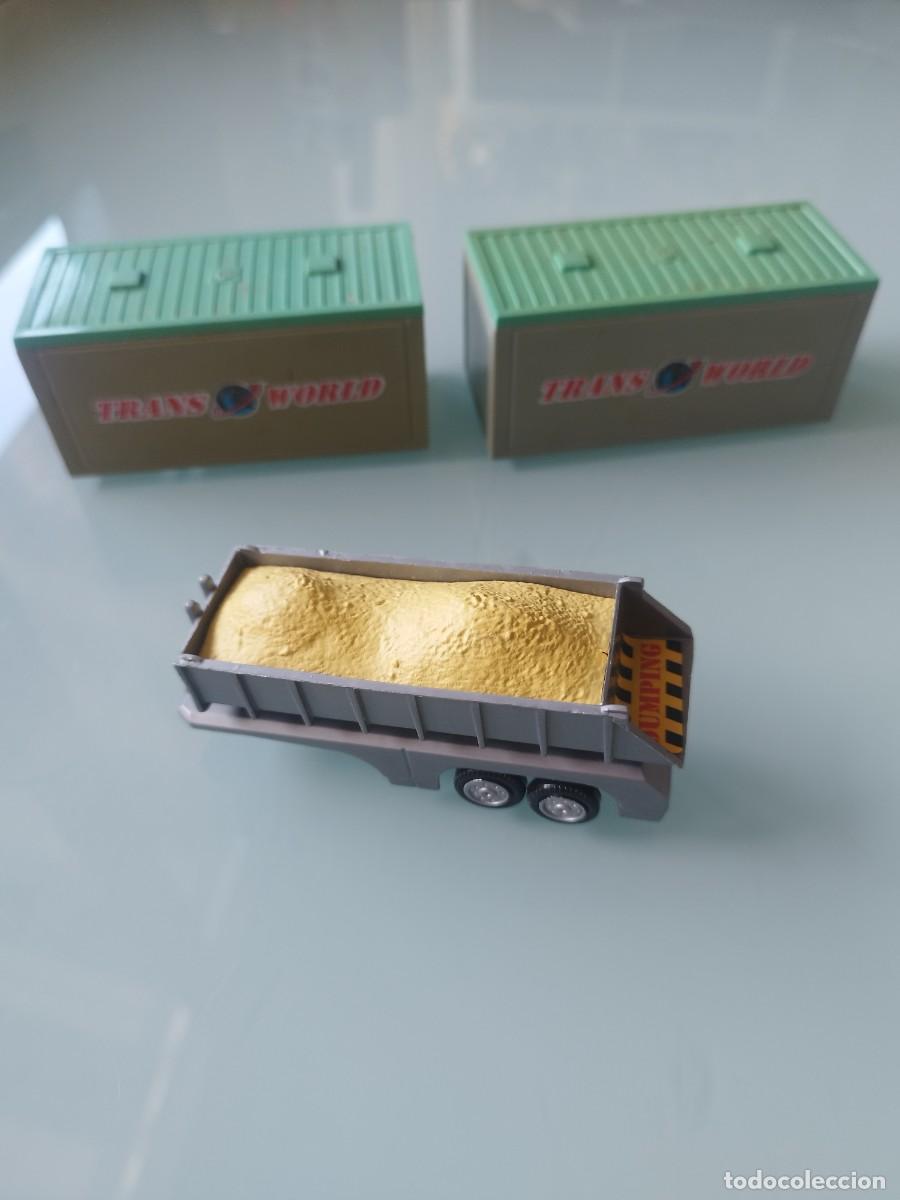 Carros em escala: Lote de 2 container de carga Majorette. Y remolque de arena de cami&oacute;n a identificar. Ver fotos.
