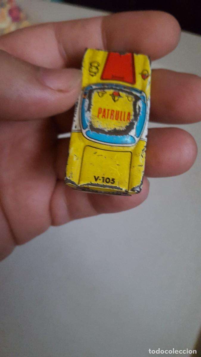 Coches a escala: Peque&ntilde;o coche de hojalata. Patrulla polic&iacute;a.