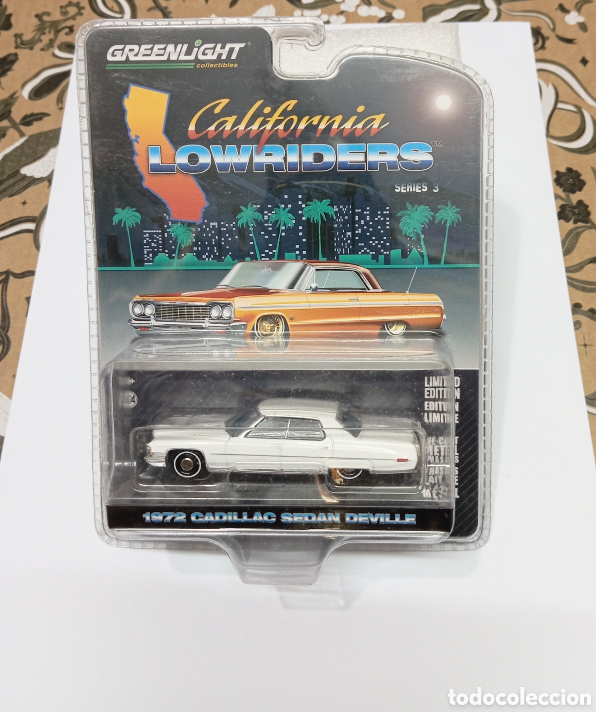 Coches a escala: 1972 CADILLAC SEDAN DEVILLE- CALIFORNIA LOWRIDERS -GREENLIGHT 2023- 1/64