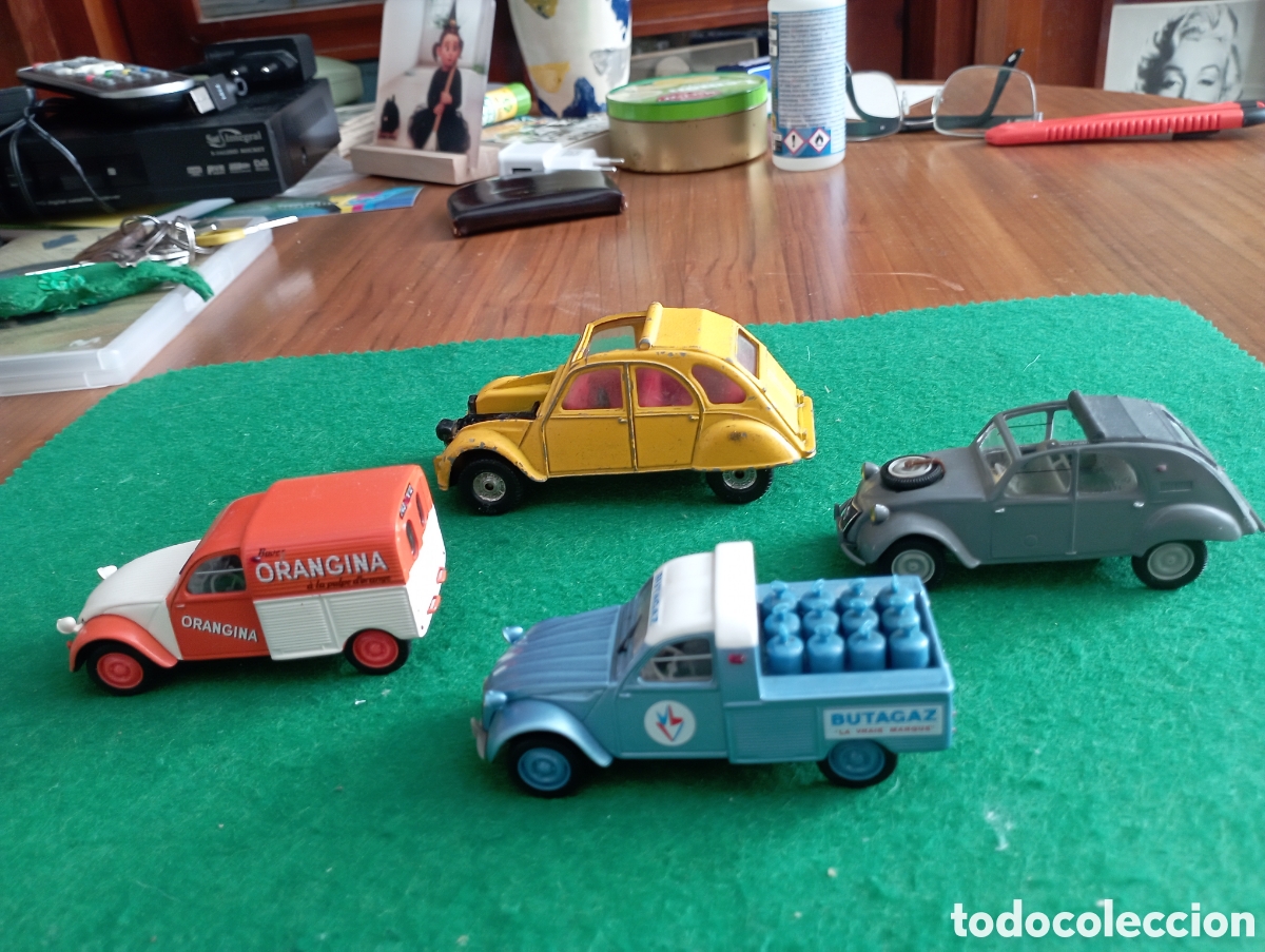 Coches a escala: Lote 4 coches escala Citroen 2CV 3 Norev 1.43, 1 Corgi 1.24? falta el cap&oacute; delantero
