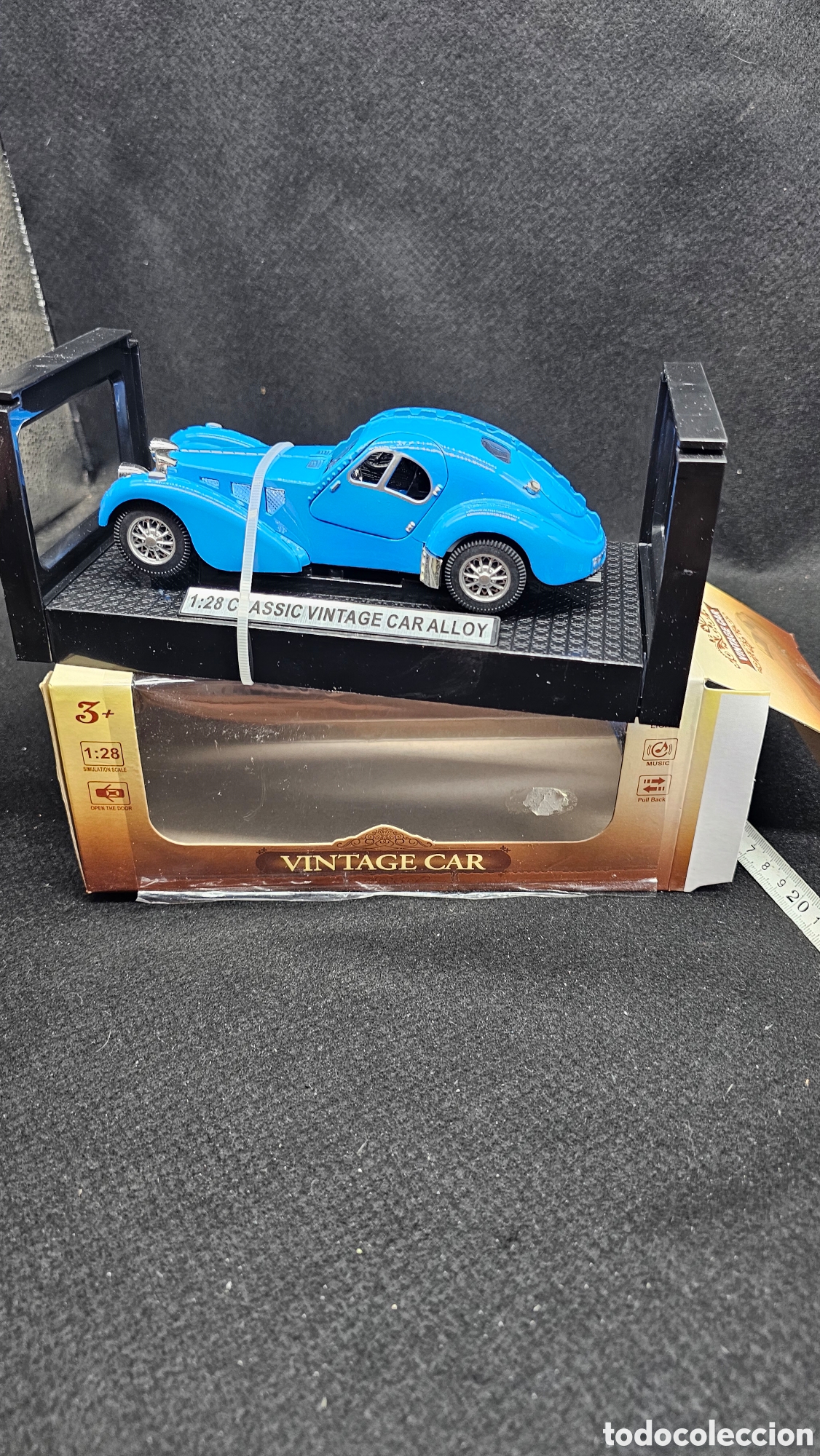 Coches a escala: cl&aacute;sico Bugatti Type 57 SC Atlantic de 1936 en color azul brillante.