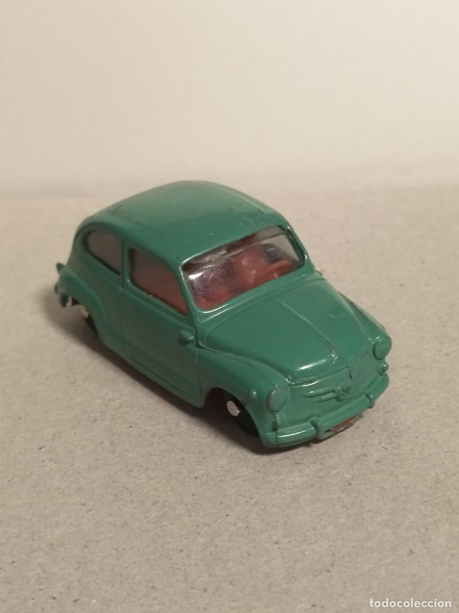 Coches a escala: COCHE METALICO INTERNATIONAL PAYA SEAT 600 N&deg;2121 MADE IN SPAIN CON CONDUCTOR