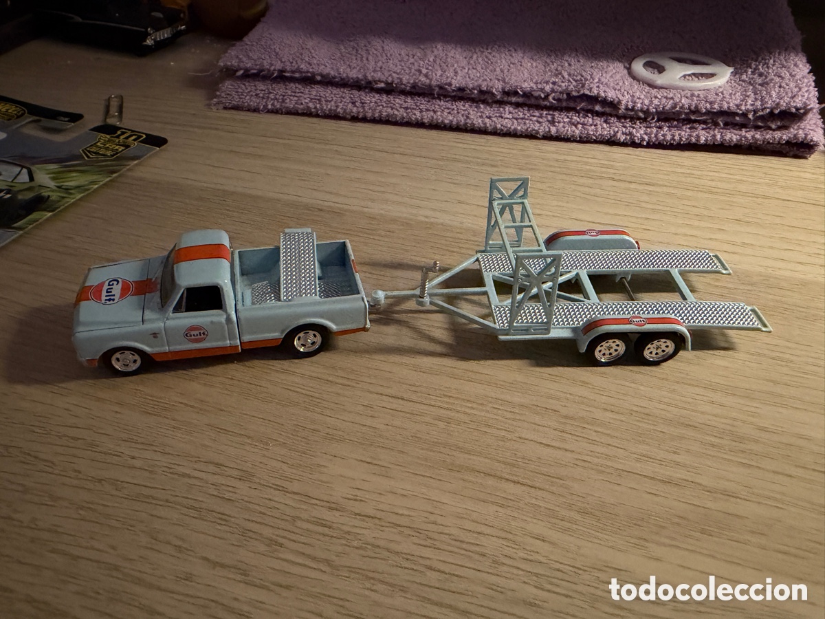 Coches a escala: Greenlight Chevrolet C-10 Gulf 1968 con remolque 1:64