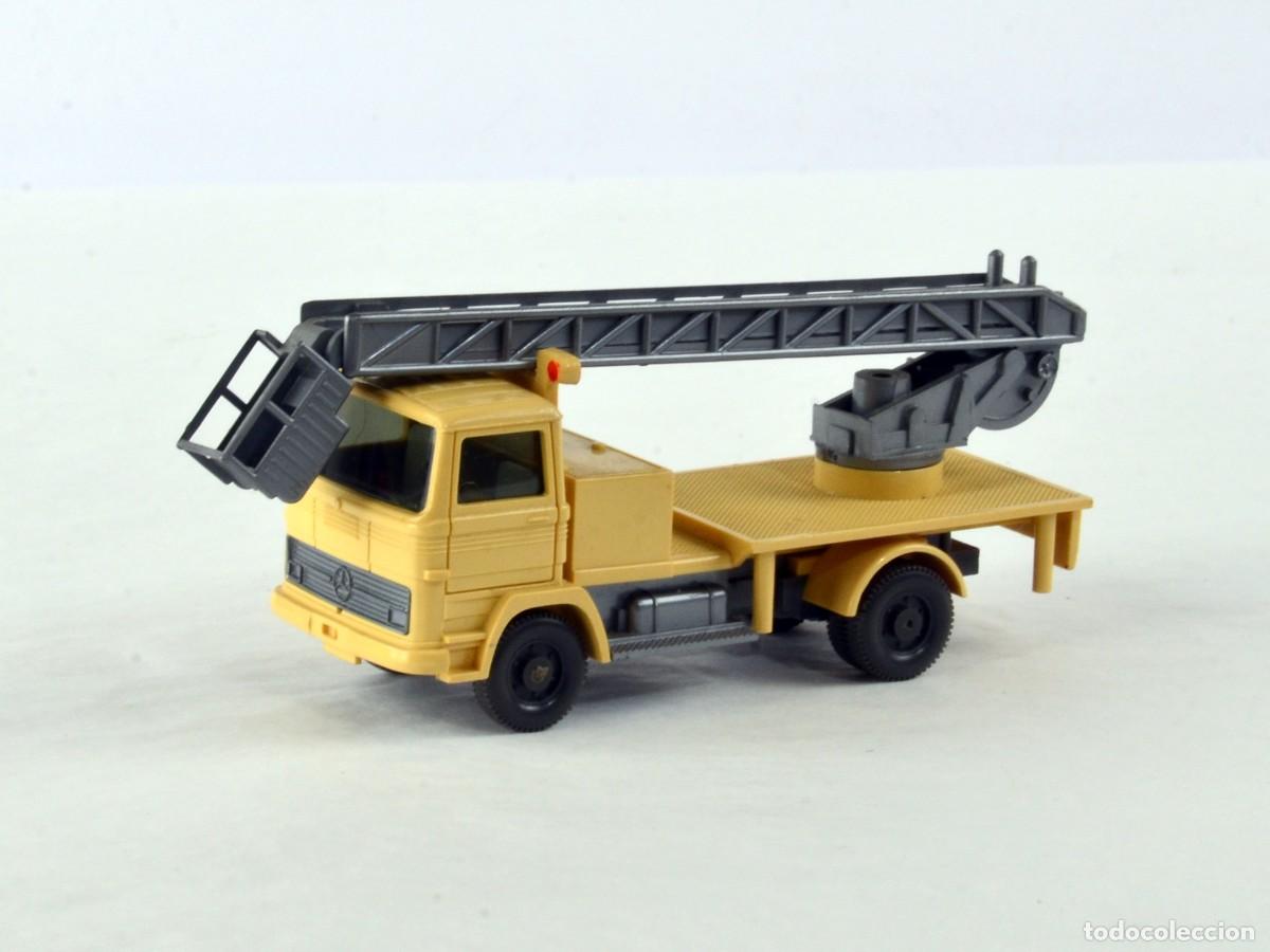 Coches a escala: Wiking Escala 1:87 H0 Antiguo Cami&oacute;n Escalera Mercedes Benz LP1317 1972 - 82 Bes