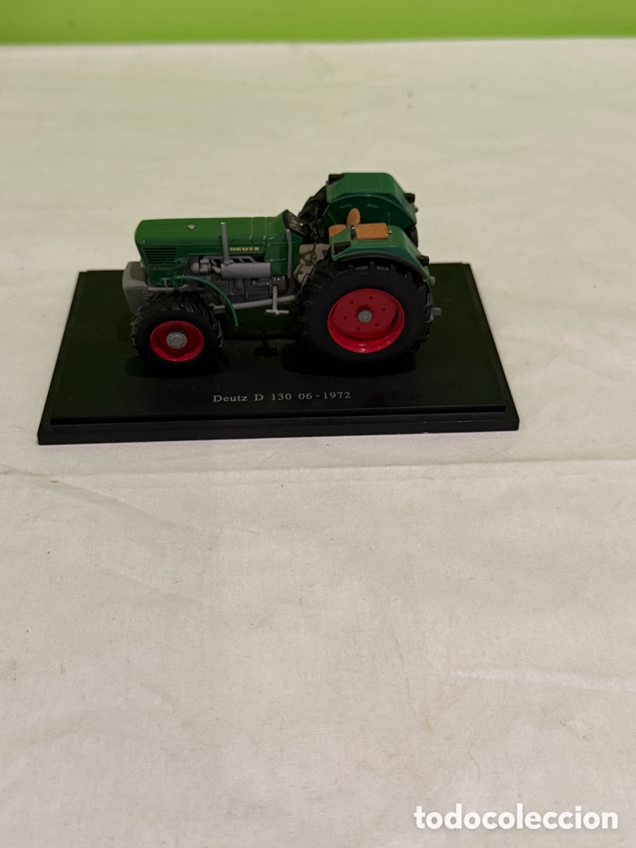 Coches a escala: Tractor DEUTZ D 130 06 &ndash; 1972 &ndash; miniatura de colecci&oacute;n con peana