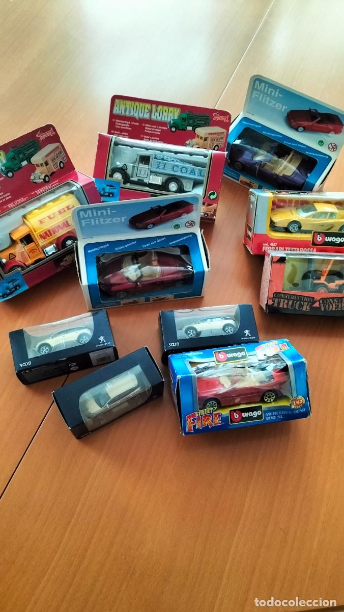 Coches a escala: Conjunto de 10 miniaturas de coches y camiones: varias escalas, con embalaje. Marcas Bburago y otros