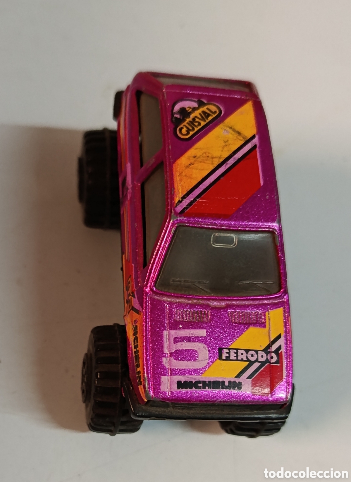Coches a escala: Coche de juguete miniatura rosa con pegatinas rally, sin usar