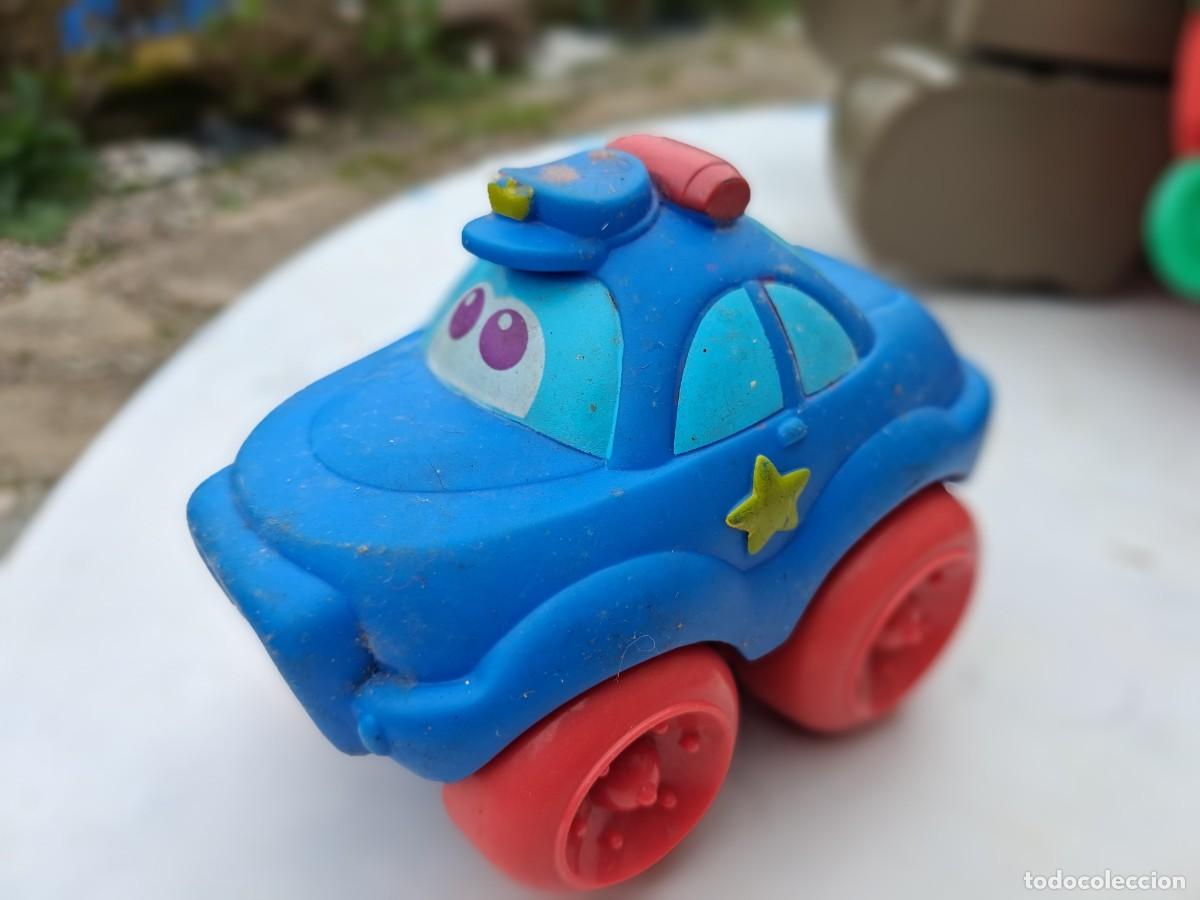 Coches a escala: Coche ojitos grandes polic&iacute;a en azul - Automovil serie Cars - 11 por 6,20 cms