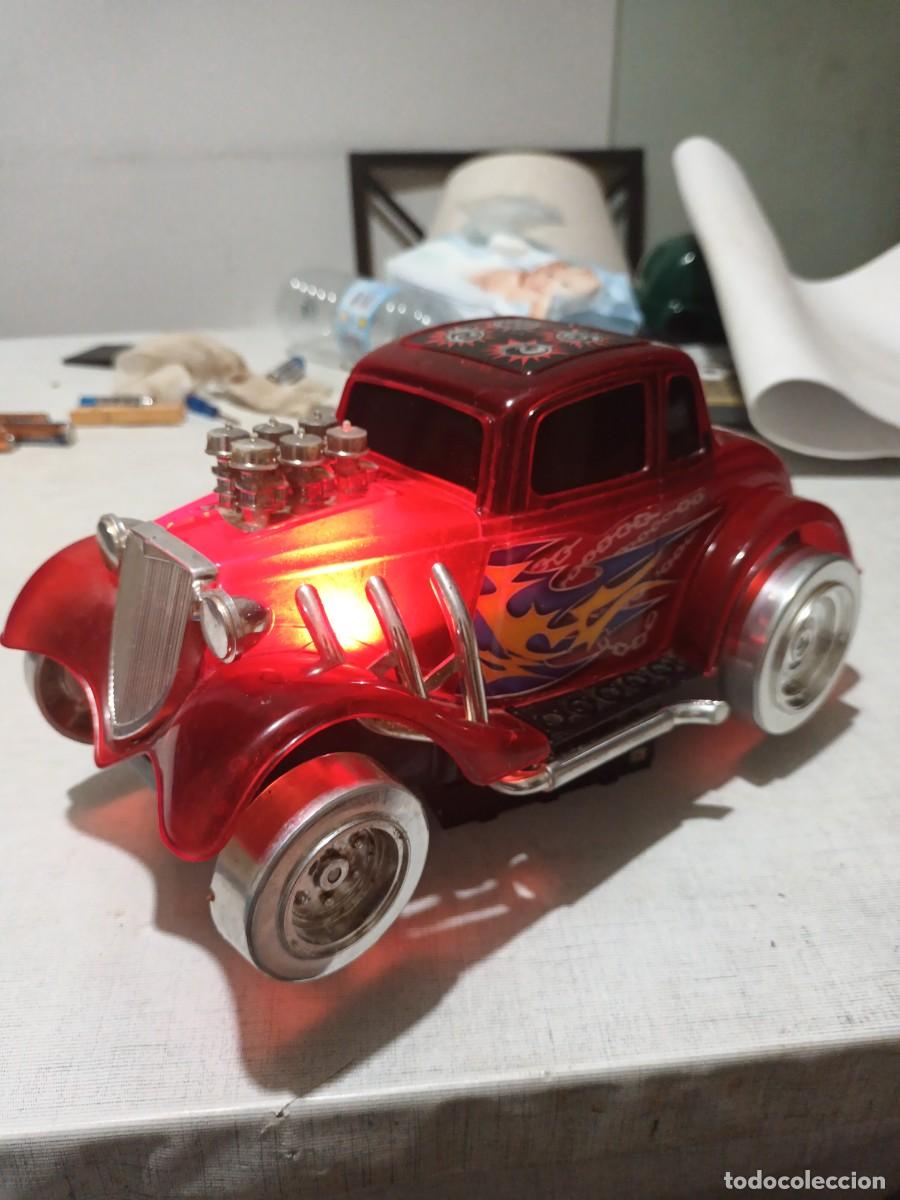 Coches a escala: HOT ROD DE PLASTICO ROJO TRANSLUCIDO CON MOVIMIENTOS,LUCES Y M&Uacute;SICA SCIENTIFIC TOYS.