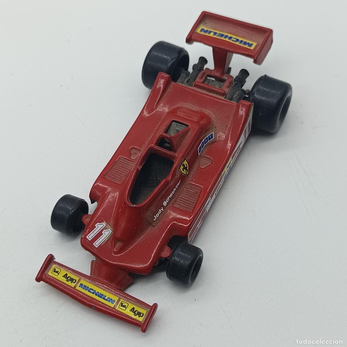 Coches a escala: Coche de juguete F&oacute;rmula 1 rojo con detalles de marcas y n&uacute;mero 11