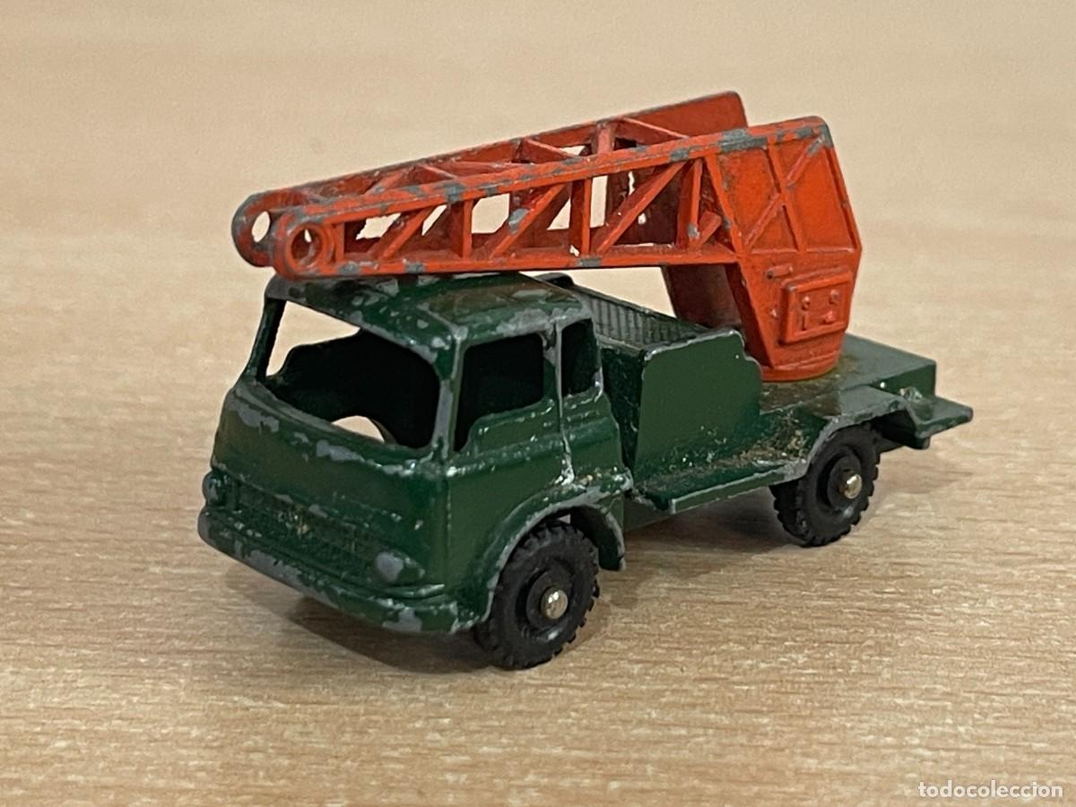 Coches a escala: 810- A Budgie model cami&oacute;n Crane Truck Gr&uacute;a n&ordm; 22 die-cast metal Made in England a&ntilde;os 60