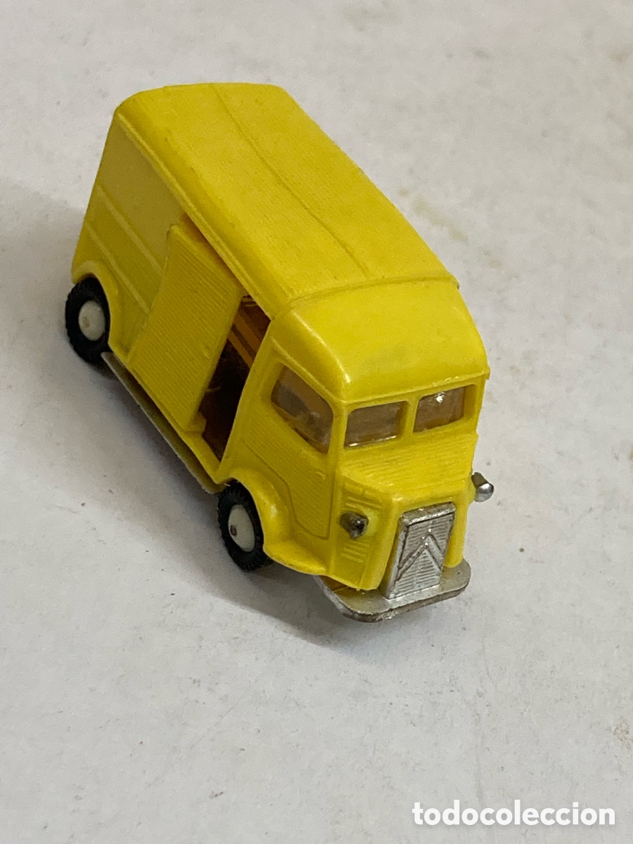 Auto in scala: Furgoneta miniatura ra vintage de pl&aacute;stico de una furgoneta Citro&euml;n 1200 / Type HY