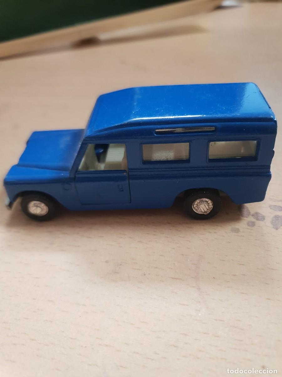 Coches a escala: MIRA. LAND ROVER AZUL SIN JUGAR