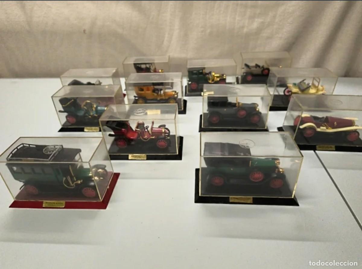 Coches a escala: 12 Miniaturas EKO Vintage con Urna