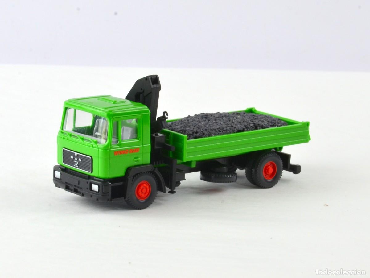 Coches a escala: Wiking Escala 1:87 H0 Cami&oacute;n Volquete con Gr&uacute;a Pluma MAN M90 Wimo-Bau, Cargao