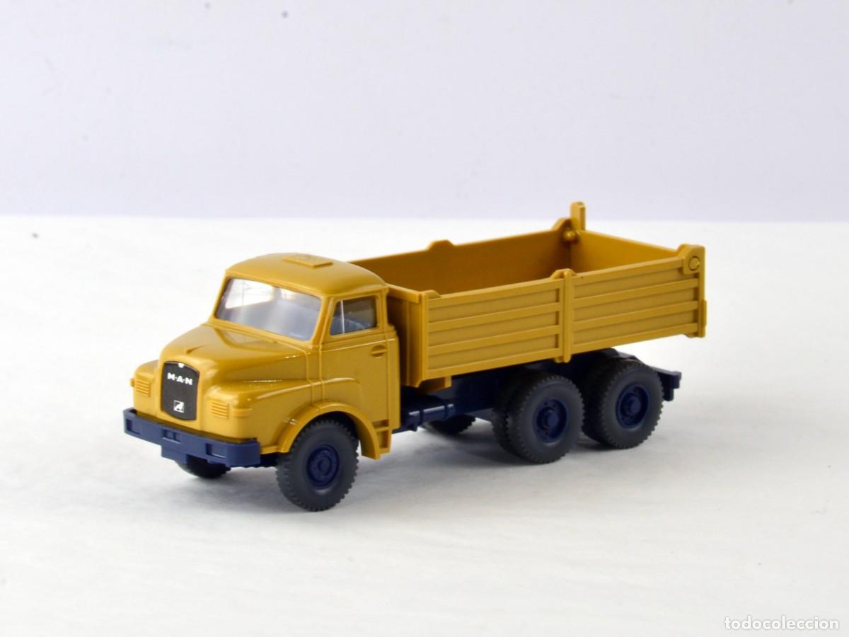 Coches a escala: Wiking Escala 1:87 H0 MAN 26.181 Volquete Mostaza