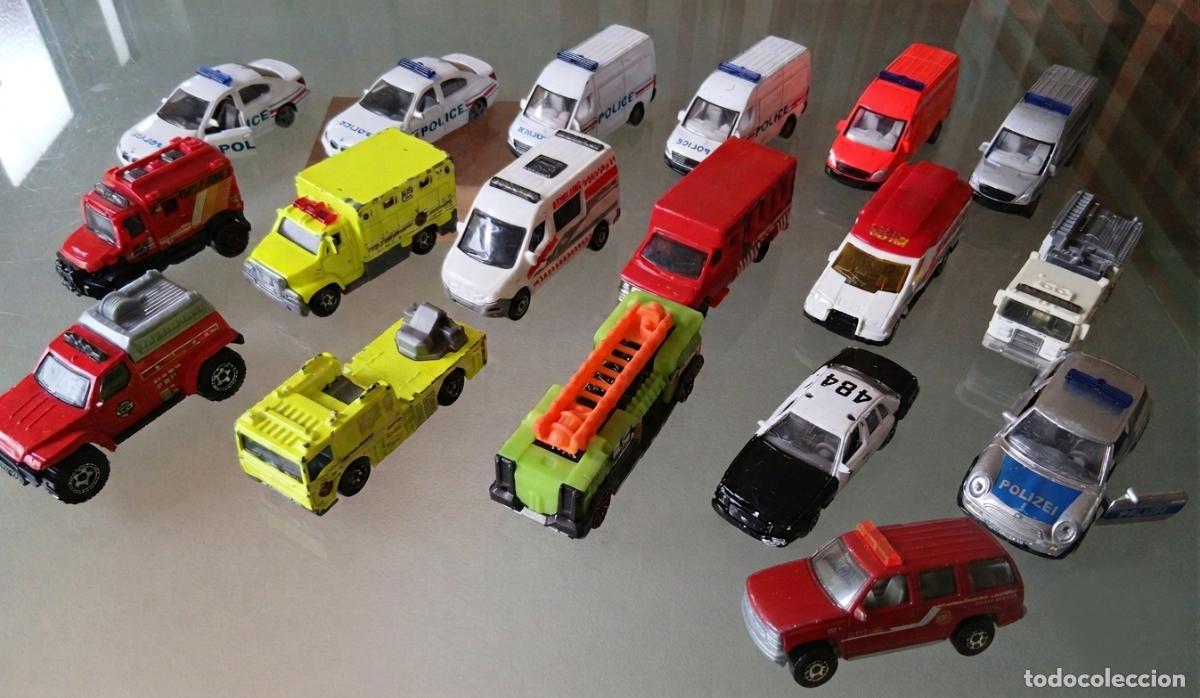 Coches a escala: LOTE 18 COCHES POLICIA BOMBEROS AMBULANCIA 1:64