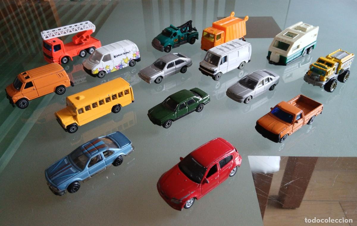 Coches a escala: LOTE 14 COCHES URBANOS AUTOBUS BASURA GRUA FURGONETA 1:64