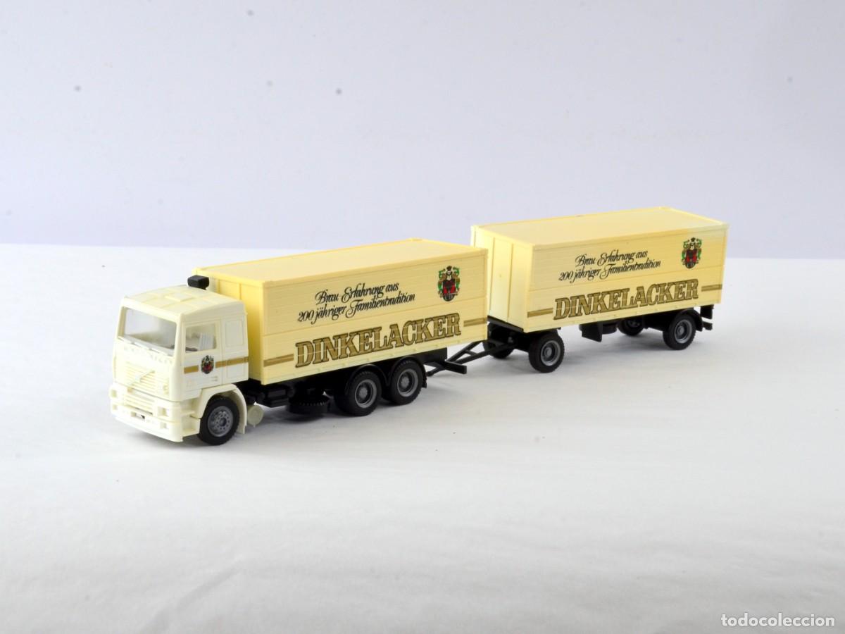 Coches a escala: Albedo Escala 1:87 H0 Cami&oacute;n Volvo F12 con Remolque Dinkelacker con Caja