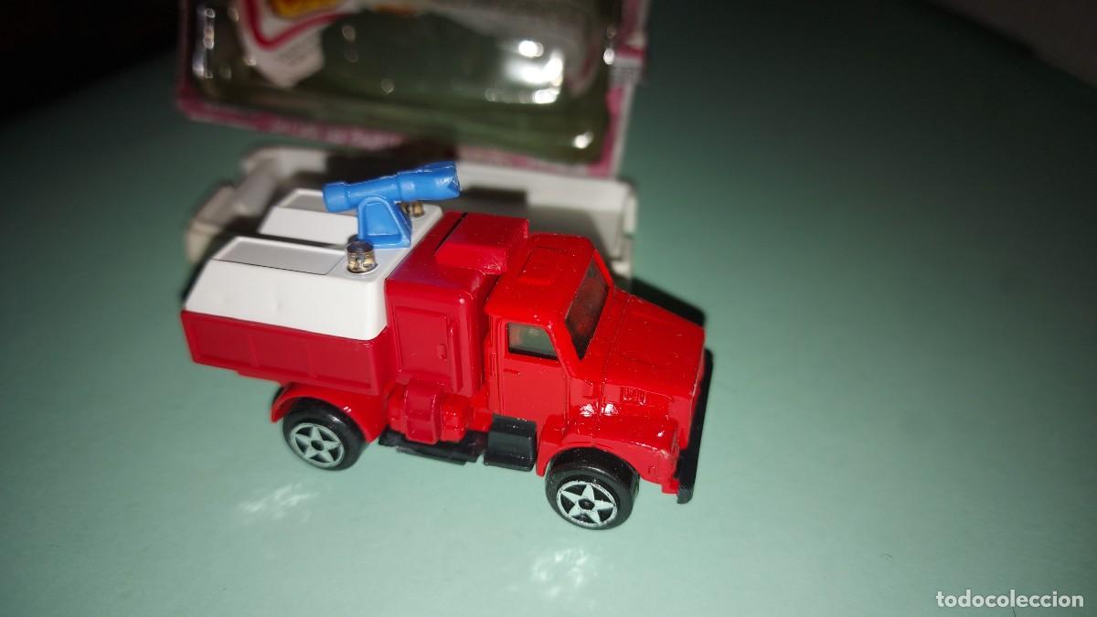 Coches a escala: CAMION VOLVO BOMBEROS DE AEROPUERTO, GUISVAL, ESCALA 1:64