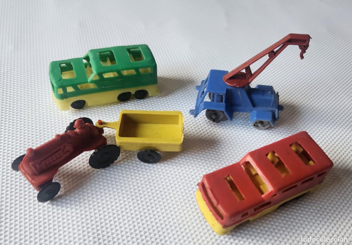 Coches a escala: lote de 4 veh&iacute;culos pl&aacute;sticos de KIOSKO - antiguos - buses - tractor - grua - COCHES ANTIGUOS