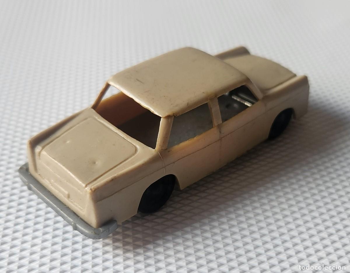 Coches a escala: SEAT 1500 - COCHE ANTIGUO de pl&aacute;stico Marca VIPEVI (detalle en parachoques)