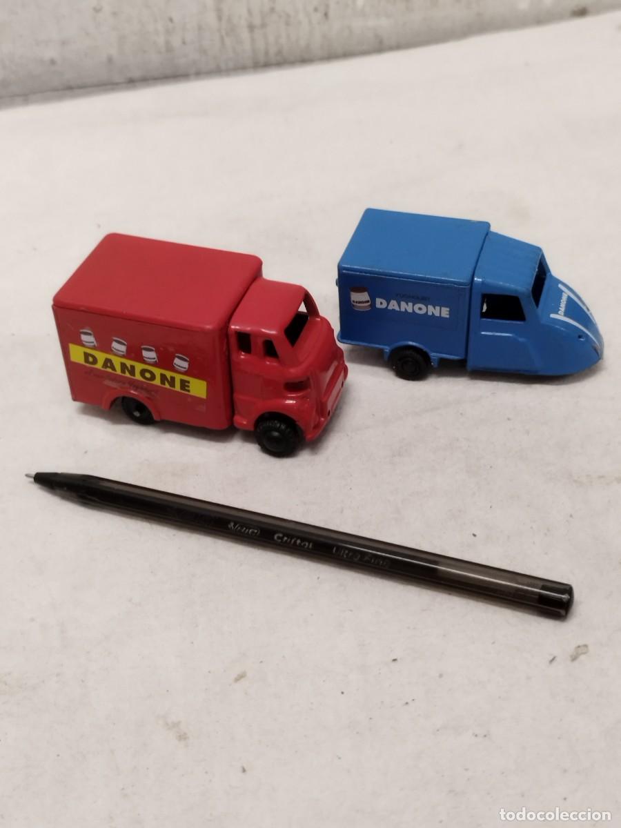 Coches a escala: Dos antiguos peque&ntilde;os veh&iacute;culos de reparto de Danone. Moto carro y camion.