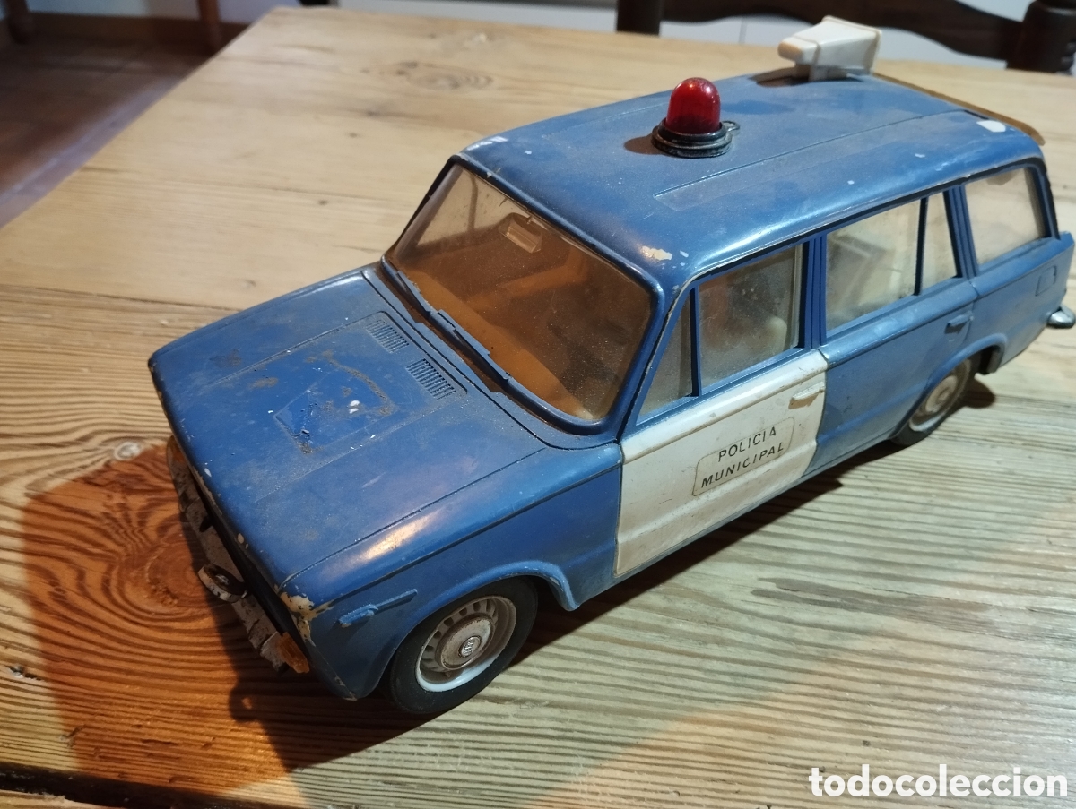Carros: Coche y excavadora antiguos de la casa rico