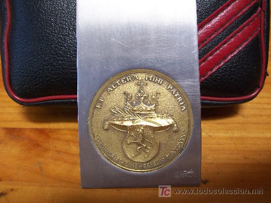 Abrebotellas y sacacorchos de colecci&oacute;n: Abridor de acero con moneda de bronce - Foto 2