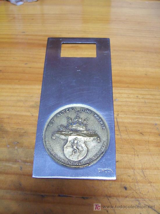 Abrebotellas y sacacorchos de colecci&oacute;n: Abridor de acero con moneda de bronce - Foto 1