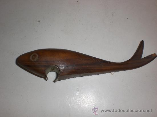 Abrebotellas y sacacorchos de colecci&oacute;n: ABREBOTELLAS DE MADERA - PEZ - Foto 1