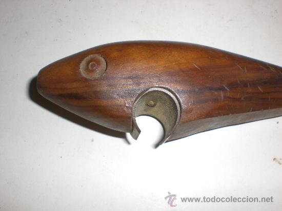 Abrebotellas y sacacorchos de colecci&oacute;n: ABREBOTELLAS DE MADERA - PEZ - Foto 2