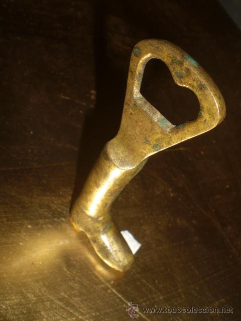 Bottle opener and Corkscrew: Abrebotellas/Destapador Bronce . Bota.9,5 cm.