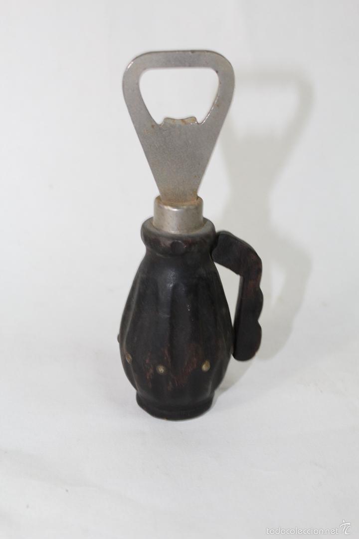 Abrebotellas y sacacorchos de colecci&oacute;n: abrebotellas en madera con forma de jarra - Foto 2