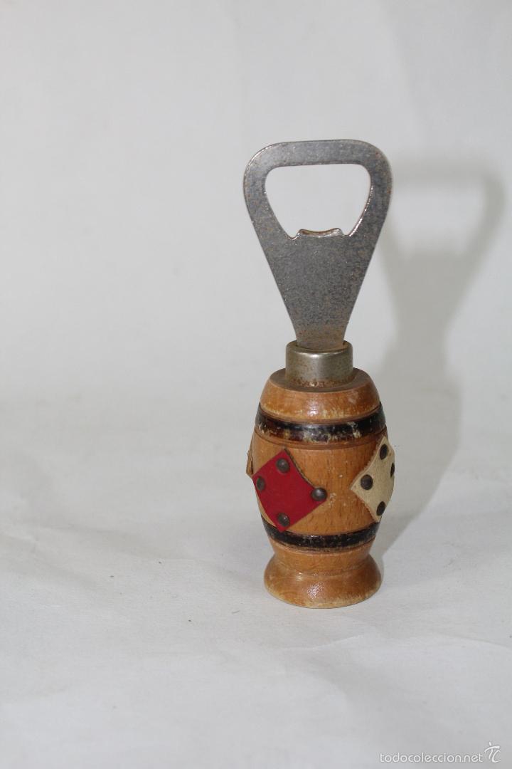 Abrebotellas y sacacorchos de colecci&oacute;n: abrebotellas en madera con forma de tonel - Foto 1