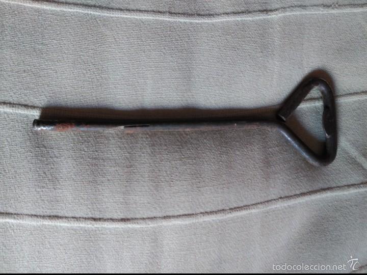 Abrebotellas y sacacorchos de colecci&oacute;n: antiguo abrelatas mide 18 cms - Foto 1