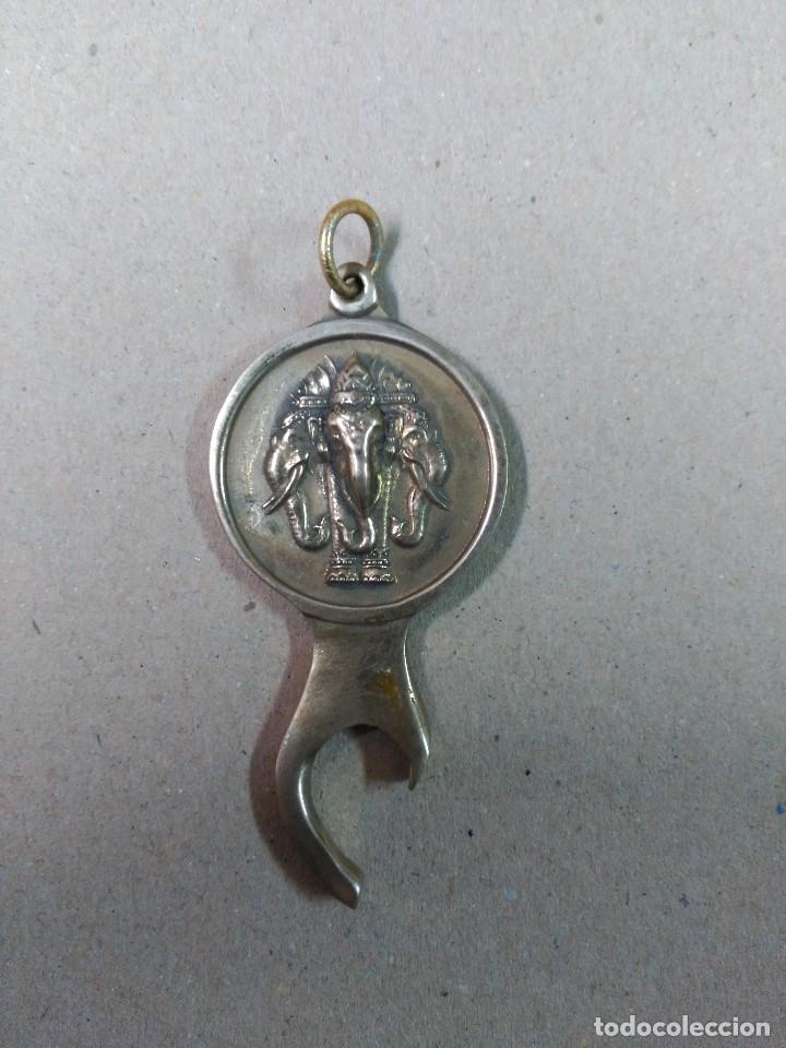 Abrebotellas y sacacorchos de colecci&oacute;n: Abrebotellas en metal  con Erawan - Foto 1