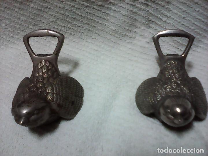 Abrebotellas y sacacorchos de colecci&oacute;n: Dos abrebotellas en metal - Foto 1