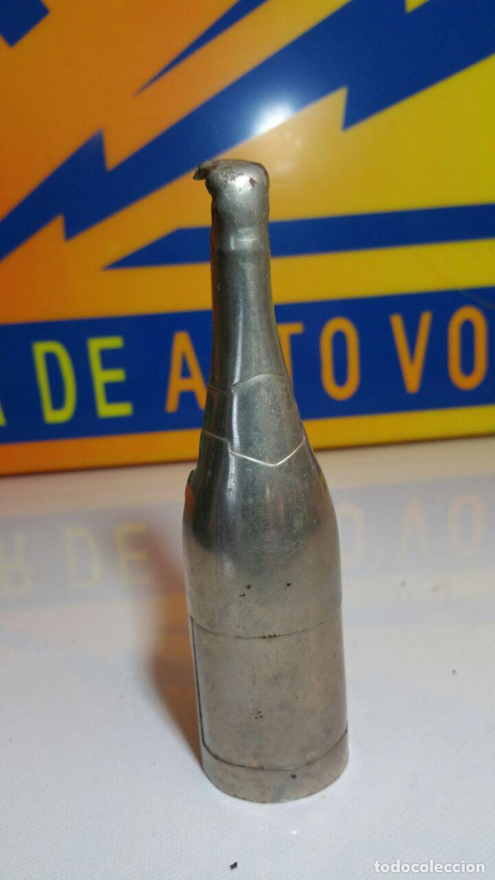 Abrebotellas y sacacorchos de colecci&oacute;n: ABREBOTELLAS BREVETE, EN FORMA DE BOTELLA DE CAVA. - Foto 1