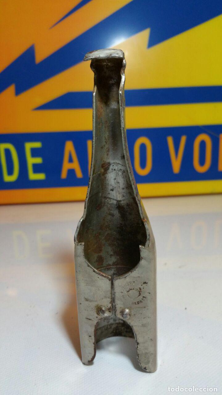Abrebotellas y sacacorchos de colecci&oacute;n: ABREBOTELLAS BREVETE, EN FORMA DE BOTELLA DE CAVA. - Foto 2