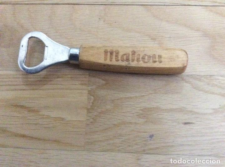Abrebotellas y sacacorchos de colecci&oacute;n: Abridor antiguo Mahou. Madera - Foto 1