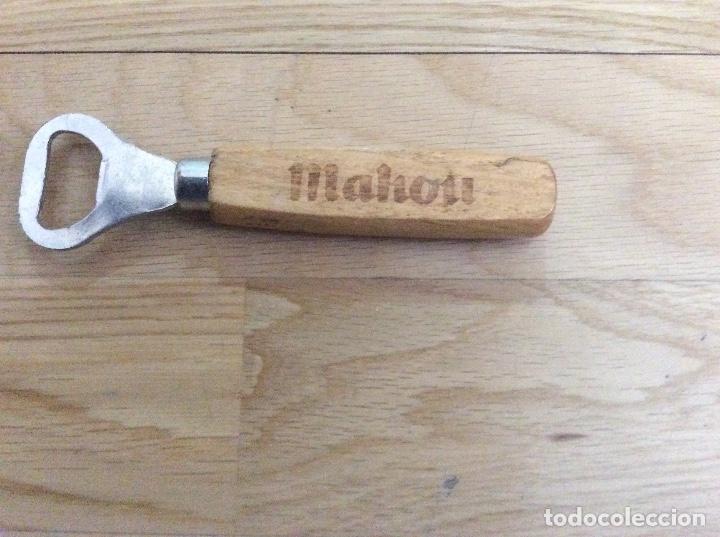 Abrebotellas y sacacorchos de colecci&oacute;n: Abridor antiguo Mahou. Madera - Foto 2