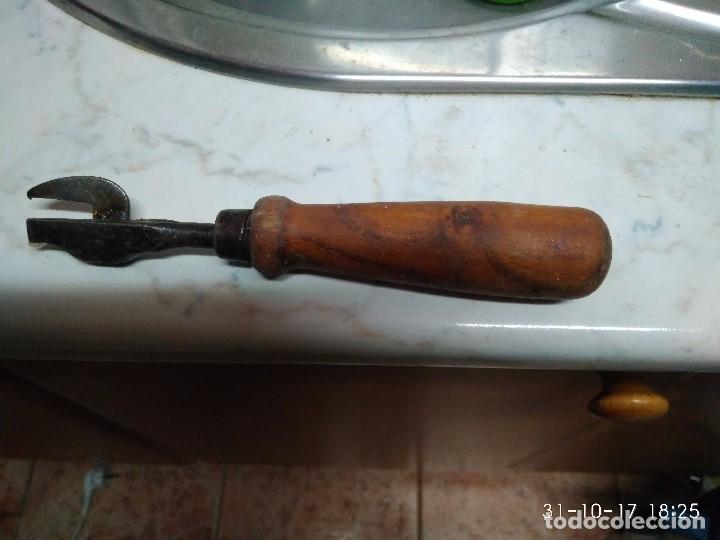 Abrebotellas y sacacorchos de colecci&oacute;n: ANTIGUO  ABRELATAS - Foto 1