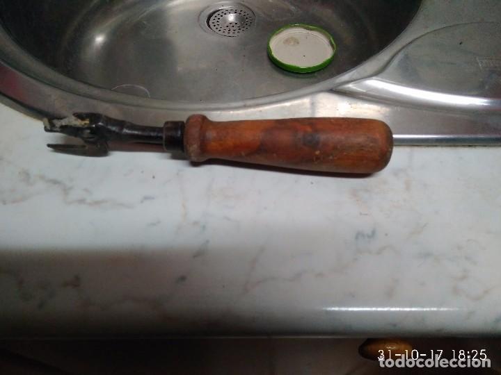 Abrebotellas y sacacorchos de colecci&oacute;n: ANTIGUO  ABRELATAS - Foto 2