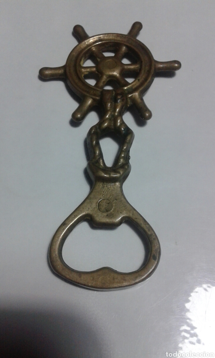 Abrebotellas y sacacorchos de colecci&oacute;n: Abridor de bronce, forma de timon, 135cm. - Foto 2