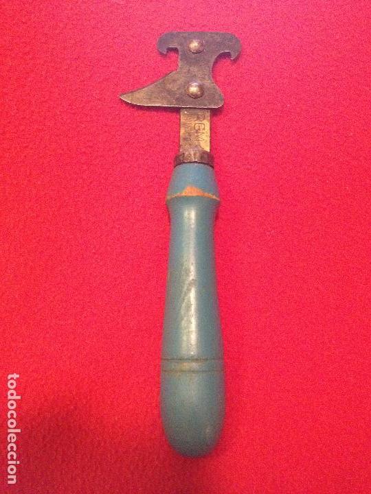 Abrebotellas y sacacorchos de colecci&oacute;n: Antiguo abrelatas con mango de madera - Foto 2